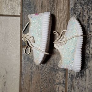 Used Q sport White glitter sneaker size 7 girls